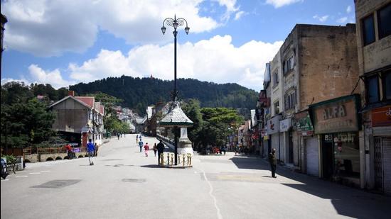 A deserted Ridge in Shimla on Saturday after the administration imposed curbs, allowing only shops of essential items to be open. (Deepak Sansta/HT) A deserted Ridge in Shimla on Saturday after the administration imposed curbs, allowing only shops of essential items to be open. (Deepak Sansta/HT)