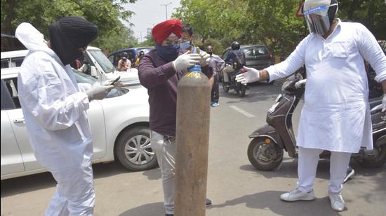 File photo: A person taking back an oxygen cylinder provided by a Sikh social organization. (Sakib Ali /Hindustan Times) File photo: A person taking back an oxygen cylinder provided by a Sikh social organization. (Sakib Ali /Hindustan Times)