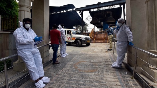 Relatives of a person who died of Covid-19 waiting their turn to cremate the body at Nigambodh Ghat crematorium, in New Delhi on April 23. Experts said both positivity rate rising despite increased testing is an alarming trend.(Sanjeev Verma / HT Photo)