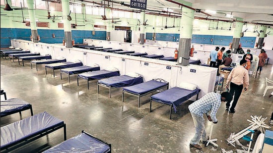 The hospital set up at Ganesh Kala Krida has many unoccupied beds due to the lack of oxygen supply. (HT PHOTO) The hospital set up at Ganesh Kala Krida has many unoccupied beds due to the lack of oxygen supply. (HT PHOTO)