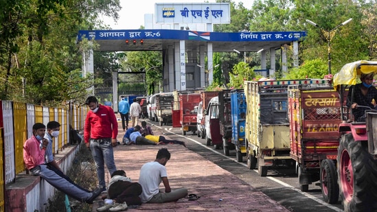 People with their vehicles wait outside BHEL factory to get the oxygen cylinders refilled, during COVID-induced curfew imposed due to surge in coronavirus cases, in Bhopal, Thursday, April 22, 2021. (PTI)