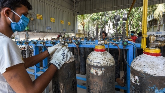 Workers refill cylinders with medical oxygen for supply for Covid-19 patients, amid a surge in coronavirus cases in Kolkata on Saturday.(PTI Photo) Workers refill cylinders with medical oxygen for supply for Covid-19 patients, amid a surge in coronavirus cases in Kolkata on Saturday.(PTI Photo)