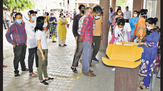 People queuing up to get registered for the Covid-19 test at the civil surgeon’s office in Ludhiana. (HT Photo)