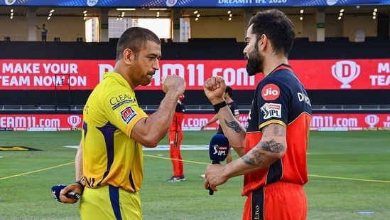 Chennai Super Kings (CSK) skipper MS Dhoni and Royal Challengers Bangalore (RCB) skipper Virat Kohli greet each other.(PTI)