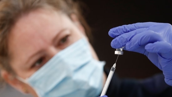 According to the CDC, as many as 290,685,655 vaccine doses have been delivered while 225,640,460 Covid-19 vaccine doses have been administered, as of April 24 (local time). (Reuters)