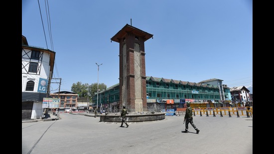 On Saturday, lieutenant governor Manoj Sinha had announced imposition of weekend curfew in J&K after a spike in Covid cases. (Waseem Andrabi/HT) On Saturday, lieutenant governor Manoj Sinha had announced imposition of weekend curfew in J&K after a spike in Covid cases. (Waseem Andrabi/HT)