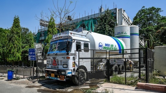 An oxygen transport truck replenishing stores at GTB Hospital in New Delhi, India, on April 24. Delhi chief minister Arvind Kejriwal urged his counterparts in other states to provide oxygen to the national capital, saying all available resources were proving to be inadequate owing to the severity of the latest surge.(Amal KS / HT Photo)
