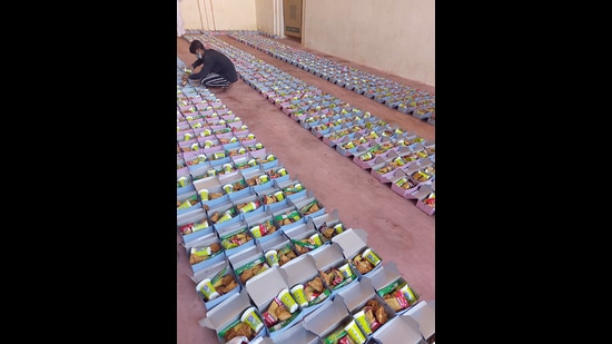 Hazrat Nizamuddin Dargah committee has been distributing Iftari packets to the underprivileged. Hazrat Nizamuddin Dargah committee has been distributing Iftari packets to the underprivileged.