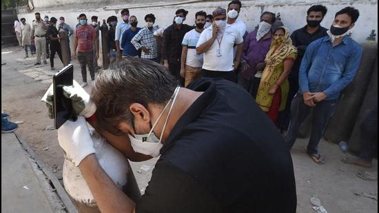 India recorded more than 300,000 Covid-19 cases for the fourth straight day on Sunday. Official data showed 349,691 infections were detected across the country since Saturday, while the death toll crossed 192,000. (PTI PHOTO.) India recorded more than 300,000 Covid-19 cases for the fourth straight day on Sunday. Official data showed 349,691 infections were detected across the country since Saturday, while the death toll crossed 192,000. (PTI PHOTO.)