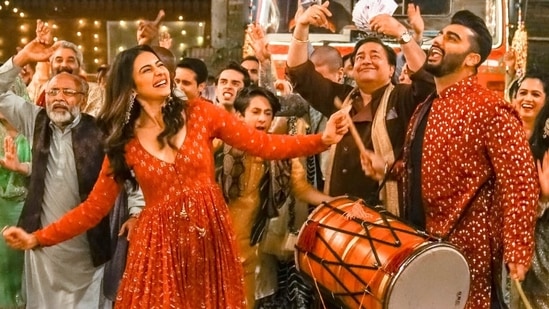 Arjun and Rakul dance in a new song from Sardar Ka Grandson. Arjun and Rakul dance in a new song from Sardar Ka Grandson.