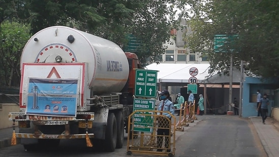 A truck carrying oxygen gas enters Sir Ganga Ram Hospital in New Delhi on Friday(AP Photo ) A truck carrying oxygen gas enters Sir Ganga Ram Hospital in New Delhi on Friday(AP Photo )