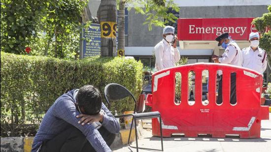 A man breaks down after losing his relative at Jaipur Golden hospital, Rohini, New Delhi due to oxygen supply shortage. (PTI) A man breaks down after losing his relative at Jaipur Golden hospital, Rohini, New Delhi due to oxygen supply shortage. (PTI)