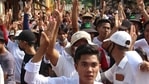 Pessoas participam de um protesto contra o golpe militar de Mianmar em Launglon, Mianmar. (Reuters)
