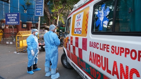 Health workers turn away an ambulance at the main entrance of the Lok Nayayak Jaiprakash Hospital in New Delhi on April 25. The country recorded more than 350,000 fresh infections in the last 24 hours for the first time, as a record 352,991 cases took the infection tally to 17,313,163, the dashboard showed.(T. Narayan / Bloomberg)