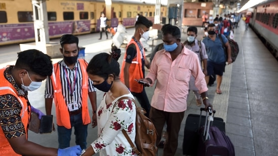 BMC health workers are seen marking quarantine stamp on travelers from Kerala to Mumbai amid rising Covid-19 cases.(Satish Bate/HT Photo)