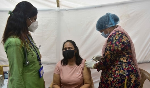 BMC medical staff gives COVID19 vaccine to a beneficiary at Chandanwadi Municipal School, Marine Drive in Mumbai. (Anshuman Poyrekar/Hindustan Times) BMC medical staff gives COVID19 vaccine to a beneficiary at Chandanwadi Municipal School, Marine Drive in Mumbai. (Anshuman Poyrekar/Hindustan Times)