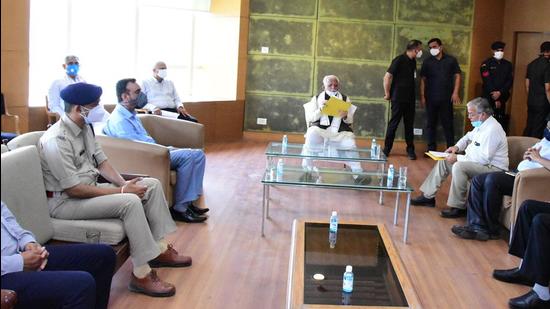 Haryana chief minister ManoharLal Khattar takes stock of arrangements at PGIMS, Rohtak, on Monday. (Manoj Dhaka /HT)