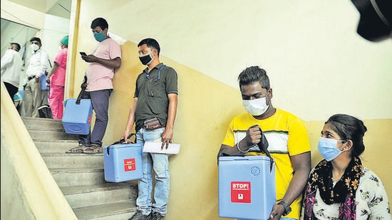 Covishield vaccine being delivered to the PMC’s Kalavati Malave hospital in Narayan peth on Sunday. (HT PHOTO) Covishield vaccine being delivered to the PMC’s Kalavati Malave hospital in Narayan peth on Sunday. (HT PHOTO)