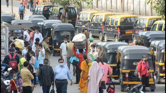 People leave for their native places during lockdown 2 imposed in Maharashtra, at Borivali railway station on April 25. (HT photo)