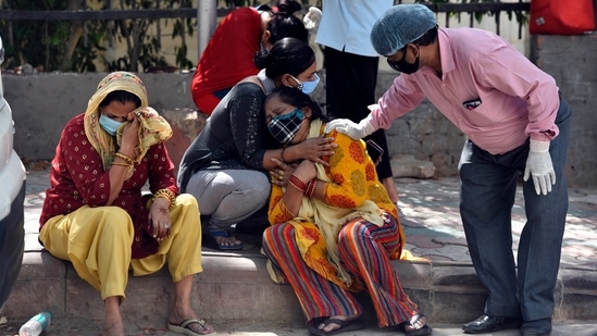 Grieving relatives and family members of Covid-19 victims wait outside Maulana Azad Medical College mortuary to collect their bodies in New Delhi on April 25. As many as 2,812 people succumbed to the viral disease during this period, taking the related death toll to 195,123.(Sanjeev Verma / HT Photo)