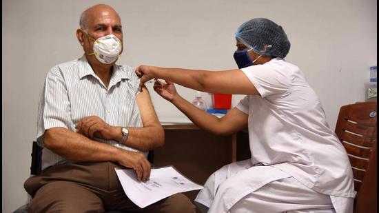 A medic administering the Covid-19 vaccine to a beneficiary at ESIS Hospital, Vashi, in Navi Mumbai on Saturday, April 24. (Bachchan Kumar/ HT photo) A medic administering the Covid-19 vaccine to a beneficiary at ESIS Hospital, Vashi, in Navi Mumbai on Saturday, April 24. (Bachchan Kumar/ HT photo)