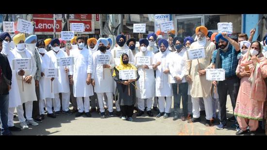 Shiromani Akali Dal leaders and workers holding a protest against cabinet minister Bharat Bhushan Ashu while violating state government’s ban on political gatherings, in Ludhiana on Monday. (Gurpreet Singh/HT)