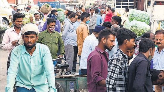 Visitors and vendors paying scant regard to Covid safety norms at Ludhiana’s main vegetable market near Jalandhar Bypass on Monday. (Harsimar Pal Singh/HT) Visitors and vendors paying scant regard to Covid safety norms at Ludhiana’s main vegetable market near Jalandhar Bypass on Monday. (Harsimar Pal Singh/HT)