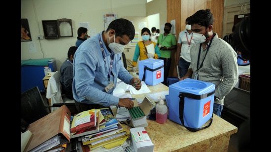 Under the new policy, various state governments and private players will be competing with each other for procurement of vaccine from a limited number of vaccine manufacturers. Serum Institute of India (SII) has priced its vaccine, Covishield, at <span class='webrupee'>?</span>400 for states and <span class='webrupee'>?</span>600 for private players. Meanwhile, Covaxin has equivalent prices of <span class='webrupee'>?</span>600 and <span class='webrupee'>?</span>1,200 respectively. (HTPHOTO)