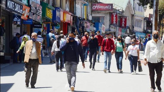 After two days of weekend lockdown, Shimla markets were seen crowded again on Monday. (Deepak Sansta/HT) After two days of weekend lockdown, Shimla markets were seen crowded again on Monday. (Deepak Sansta/HT)