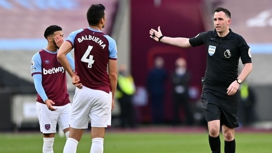 West Ham United's Fabian Balbuena is sent off by referee Chris Kavanagh (Pool via REUTERS)