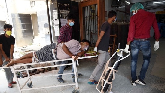 Relatives carry Covid-19 patients on oxygen support for admission at Nalanda Medical College and Hospital, as coronavirus cases surge in record numbers countrywide, in Patna on Monday. (ANI) Relatives carry Covid-19 patients on oxygen support for admission at Nalanda Medical College and Hospital, as coronavirus cases surge in record numbers countrywide, in Patna on Monday. (ANI)
