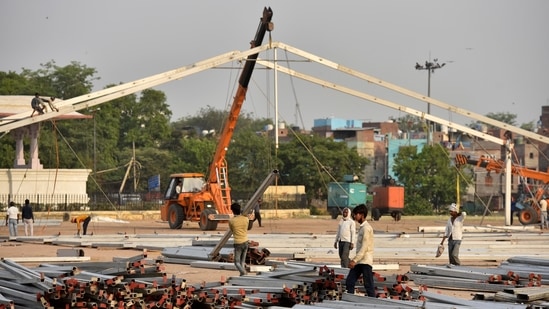 Workers preparation of 500 beds Covid-19 care centre at Ramlila Maidan, in New Delhi, India, on Tuesday, April 27, 2021. (Photo by Sanjeev Verma/ Hindustan Times) Workers preparation of 500 beds Covid-19 care centre at Ramlila Maidan, in New Delhi, India, on Tuesday, April 27, 2021. (Photo by Sanjeev Verma/ Hindustan Times)