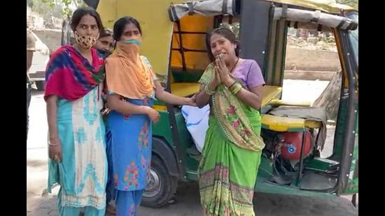 Family members of a Covid victim forced to take the body in a three-wheeler in Ludhiana on Monday. (HT PHOTO) Family members of a Covid victim forced to take the body in a three-wheeler in Ludhiana on Monday. (HT PHOTO)