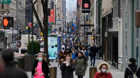 (The odds of infection are much smaller in outdoor settings, but numerous factors, such as social distancing, vaccination status and duration of face-to-face exposure can play a role in determining the likelihood of transmission.(AFP) (The odds of infection are much smaller in outdoor settings, but numerous factors, such as social distancing, vaccination status and duration of face-to-face exposure can play a role in determining the likelihood of transmission.(AFP)