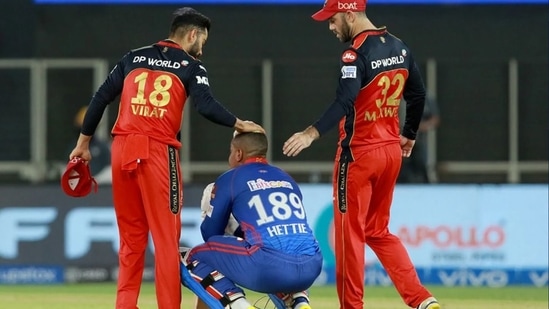 Virat Kohli and Glenn Maxwell console Shimron Hetmyer.(IPL)