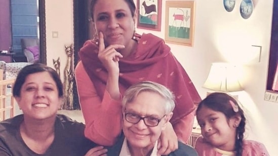 Barkha dutt with her father SP Dutt and sister Bahar Dutt. SP Dutt, who was an Air India official, passed away after battling with Covid-19.(Image via @BDUTT)