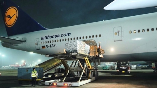 Flight from the UK with medical supplies.(Twitter/@MEAIndia) Flight from the UK with medical supplies.(Twitter/@MEAIndia)