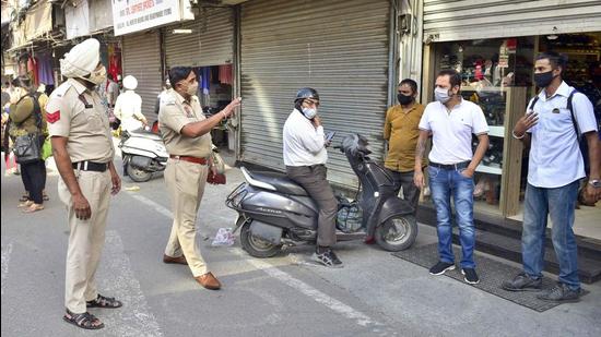 Police teams asking shopkeepers to close for the day before curfew hours start in Ludhiana on Tuesday. (Gurpreet Singh/HT) Police teams asking shopkeepers to close for the day before curfew hours start in Ludhiana on Tuesday. (Gurpreet Singh/HT)