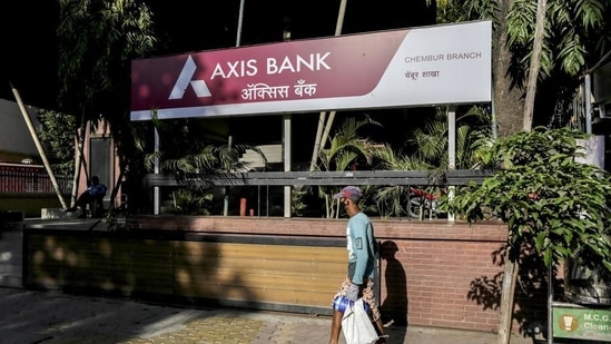 The bank reported a net profit of <span class='webrupee'>₹</span>2,677 crore in the three months to March 2021, compared with a loss of <span class='webrupee'>₹</span>1,388 crore in the same period last year.(Bloomberg) The bank reported a net profit of <span class='webrupee'>₹</span>2,677 crore in the three months to March 2021, compared with a loss of <span class='webrupee'>₹</span>1,388 crore in the same period last year.(Bloomberg)