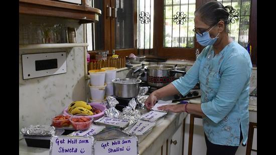 Dimple Kant packing food for Covid patients at BRS Nagar in Ludhiana on Wednesday. (Harsimar Pal Singh/HT)