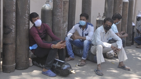 People waiting with empty cylinders to refill with medical oxygen at Talkatora oxygen plant in Lucknow, Uttar Pradesh on April 26, 2021. (Deepak Gupta/HT Photo) People waiting with empty cylinders to refill with medical oxygen at Talkatora oxygen plant in Lucknow, Uttar Pradesh on April 26, 2021. (Deepak Gupta/HT Photo)