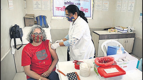 Vaccination drive at Bindumadhav Balasaheb Thackrey hospital, Kothrud in Pune, India, on Monday. (HT PHOTO)