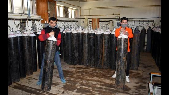 Two days ago, Haryana urged the Centre to increase the oxygen quota to 270 MT amid the surge in Covid-19 infections in the state bordering the national capital of Delhi. (HT Photo) Two days ago, Haryana urged the Centre to increase the oxygen quota to 270 MT amid the surge in Covid-19 infections in the state bordering the national capital of Delhi. (HT Photo)