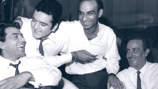 Dharmendra with Feroz Khan, Yash Chopra and Iftekhar.