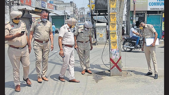 Cops investigating the crime scene in Pavittar Nagar in Ludhiana on Wednesday. (Gurpreet Singh/HT) Cops investigating the crime scene in Pavittar Nagar in Ludhiana on Wednesday. (Gurpreet Singh/HT)