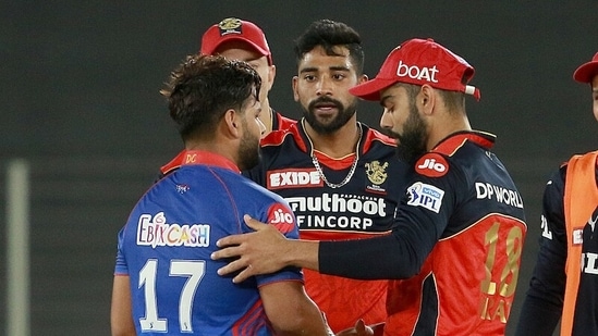 IPL 2021, DC vs RCB: Virat Kohli and Mohammed Siraj congratulating Rishabh Pant(IPL)