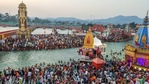 Devotees gather to offer prayers during the third 'Shahi Snan' of the Kumbh Mela 2021, at Har ki Pauri Ghat in Haridwar, Wednesday.(PTI) Devotees gather to offer prayers during the third 'Shahi Snan' of the Kumbh Mela 2021, at Har ki Pauri Ghat in Haridwar, Wednesday.(PTI)