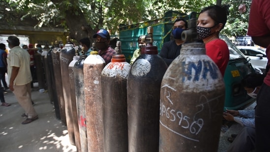 Family members of Covid-19 patients queue outside an oxygen cylinder refilling centre at Bhogal Jungpura in New Delhi on Wednesday. (Raj K Raj/HT PHOTO) Family members of Covid-19 patients queue outside an oxygen cylinder refilling centre at Bhogal Jungpura in New Delhi on Wednesday. (Raj K Raj/HT PHOTO)