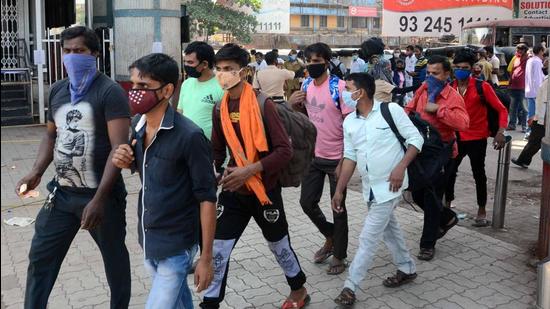 People walk to the Kalyan railway station with luggage to travel to their native places amid the lockdown in Kalyan on April 24. (HT photo) People walk to the Kalyan railway station with luggage to travel to their native places amid the lockdown in Kalyan on April 24. (HT photo)