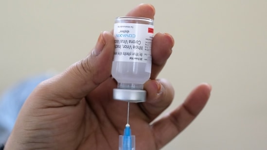 A health worker prepares a dose of Bharat Biotech Ltd. Covaxin vaccine for coronavirus at Sanjeevan Hospital in Daryaganj, New Delhi, India.(Bloomberg)